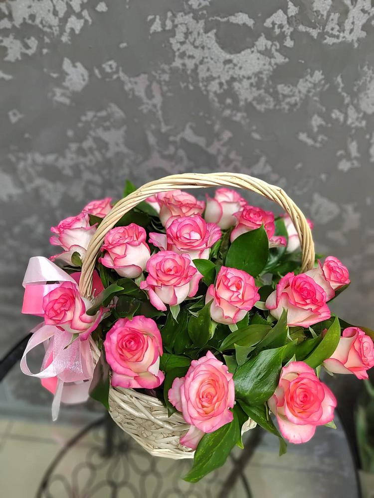 Цветочная композиция из Розы в корзине в Канеловской