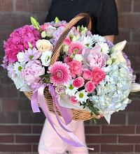 Композиция солнечный день в Канеловской Цветочная композиция из Розы, Хризантемы, Пионы и Лизиантусы в корзине в Канеловской