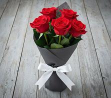 Букет 5 Красных роз Эдлесс Лав в Канеловской
