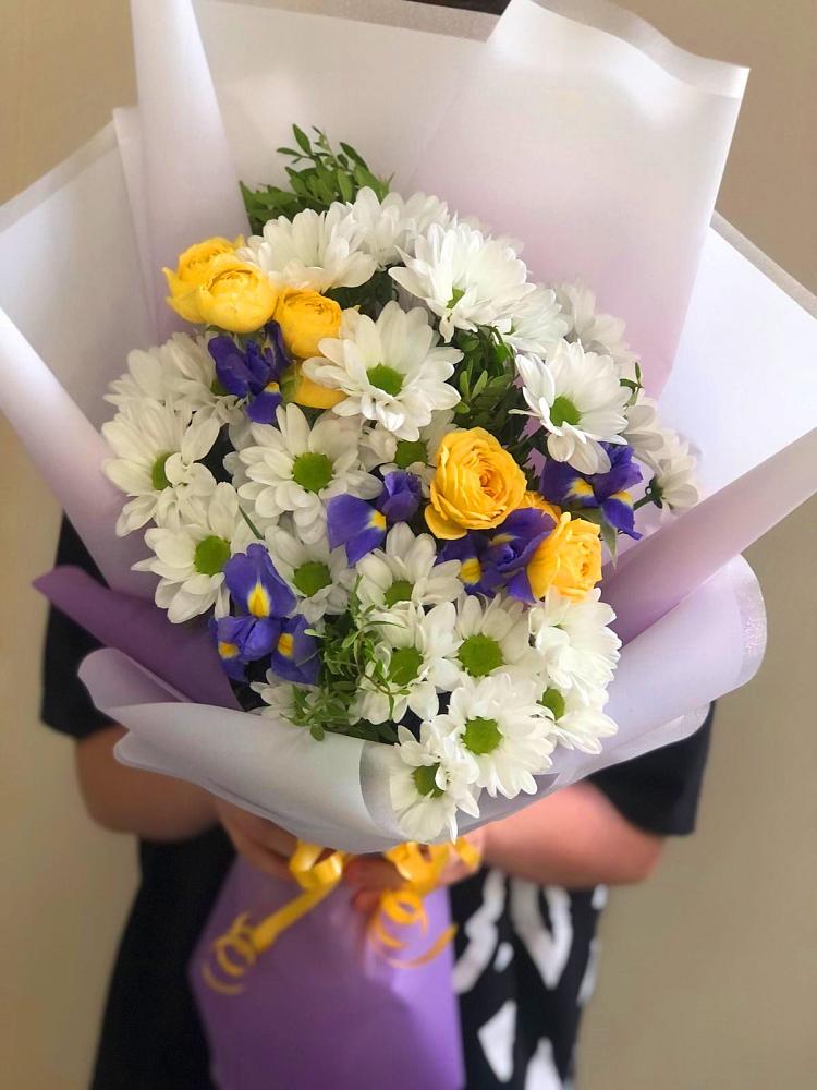 Букет цветов из: Ирисы, Хризантемы и Розы в Канеловской