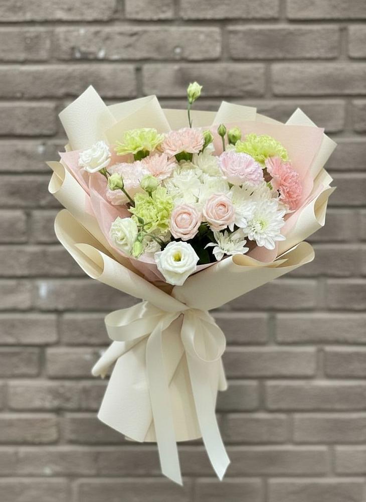 Букет цветов из: Гвоздики, Розы, Лизиантусы и Хризантемы в Канеловской