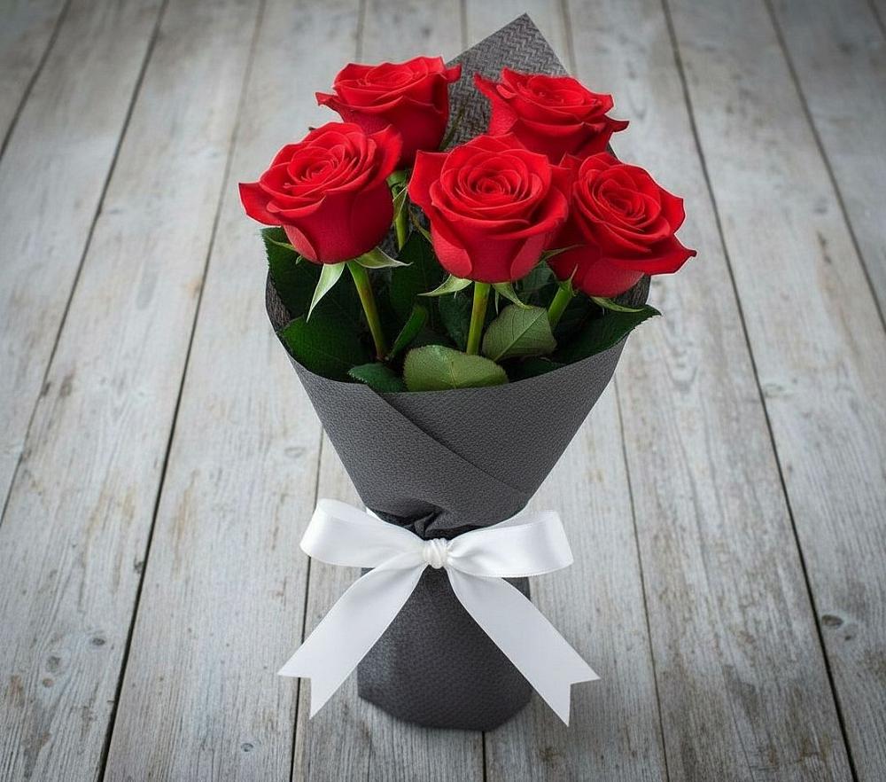 Букет 5 Красных роз Эдлесс Лав в Канеловской
