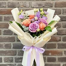 Букет цветов из:  Лизиантусы и Розы в Канеловской