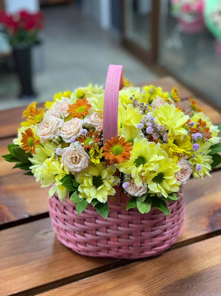Цветочная композиция из Хризантемы и Розы в корзине в Канеловской