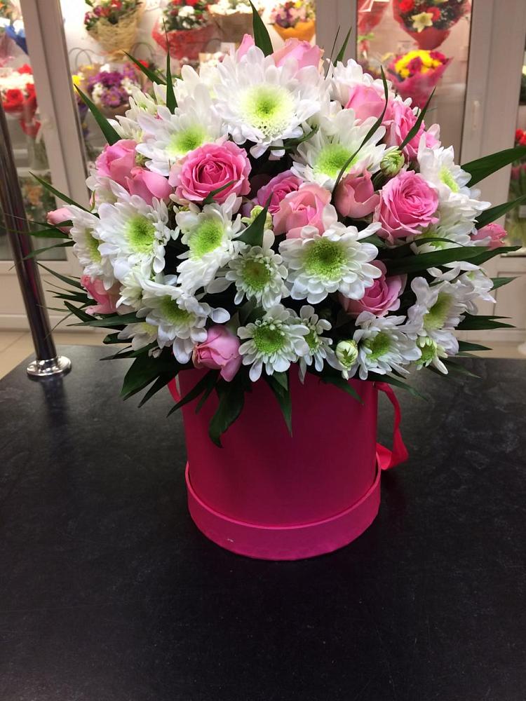 Цветочная композиция из Розы и Хризантемы в шляпной коробке в Канеловской