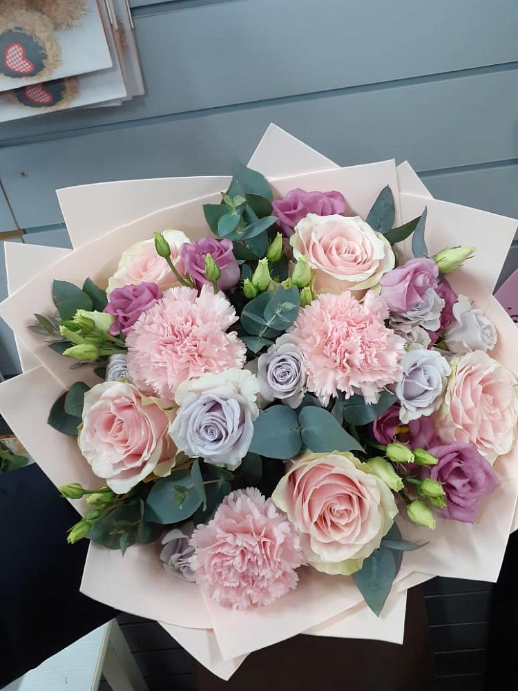 Букет цветов из: Розы, Гвоздики и Лизиантусы в Канеловской