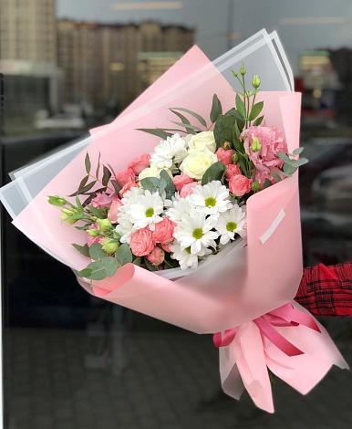 Букет цветов из: Розы, Лизиантусы и Хризантемы в Канеловской